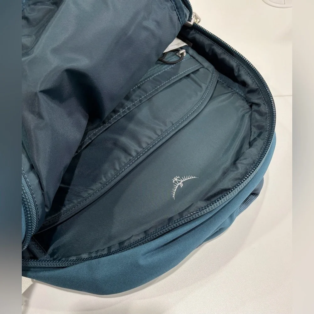 Osprey Large Arcane 20 L Daypack Backpack NWT Blue Laptop Sleeve Carry-on Size